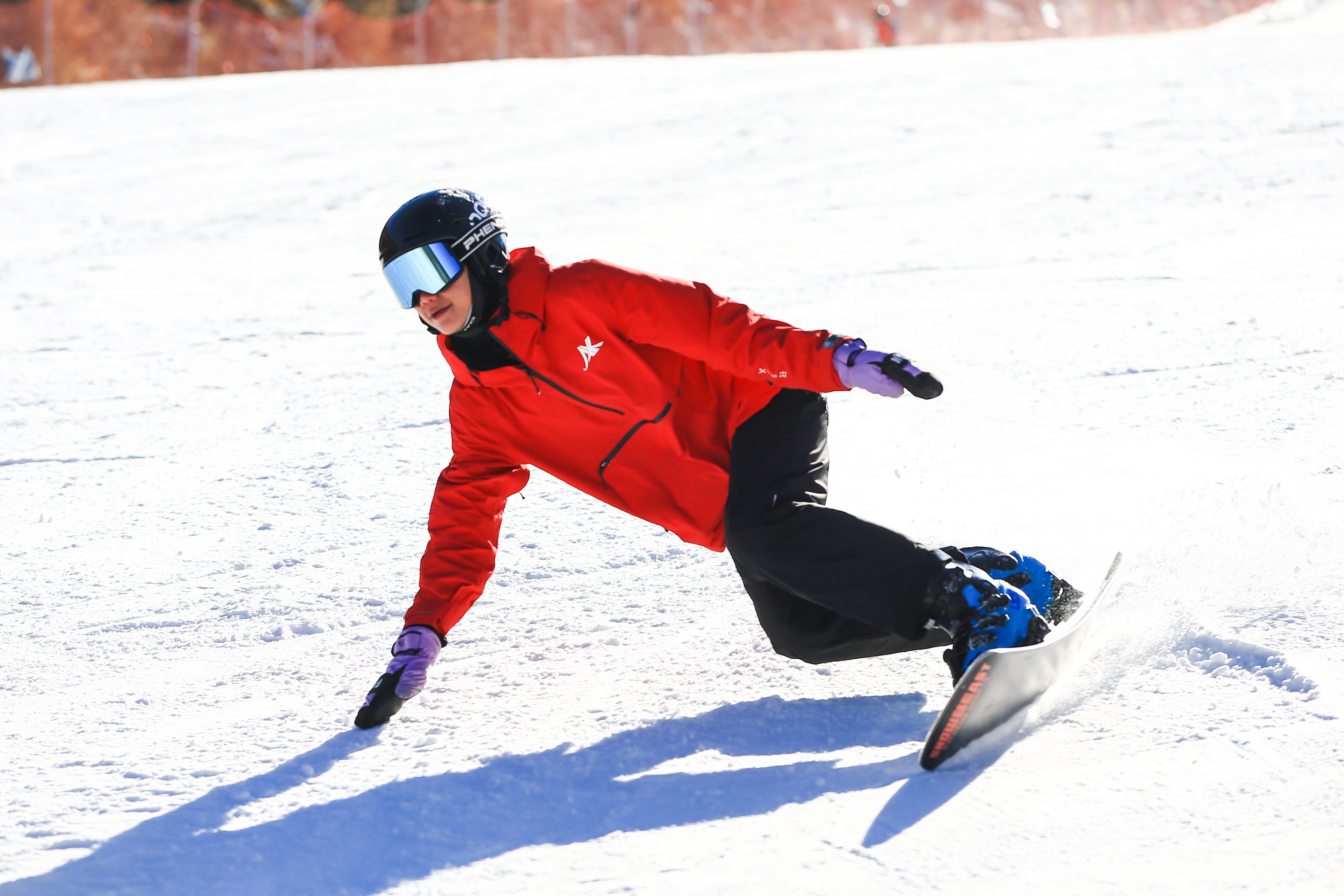 1761120543131461.jpg 雪友在万龙滑雪场享受滑雪乐趣。于文静摄2.jpg