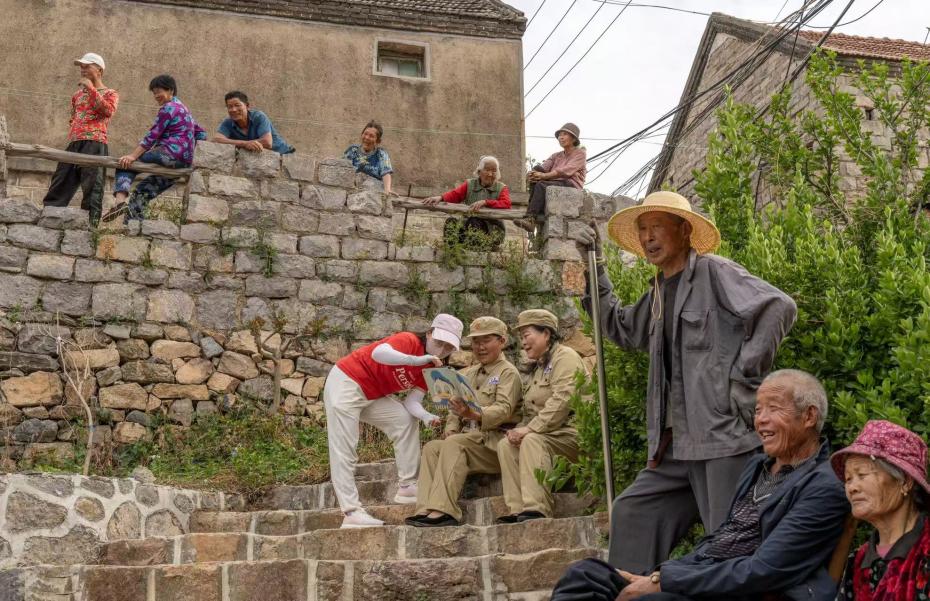 1762412608548049.jpg 藤花峪村村民与演出人员。.jpg