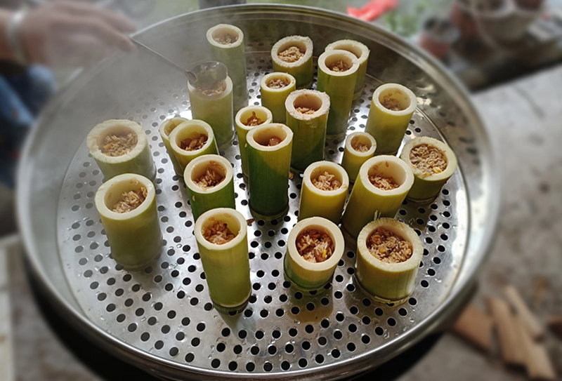 1763010095391023.jpg 新鲜出炉的竹筒饭.jpg