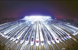 雪后航拍铁路列阵太震撼  壮观！