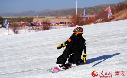 青海：赛事引流 冰雪生金   