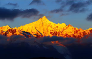 震撼！看梅里雪山从月映银山到日照金山 