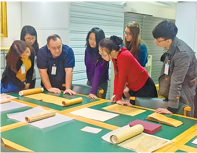 1762228942337395.png  高奕睿(左三)与学生.png