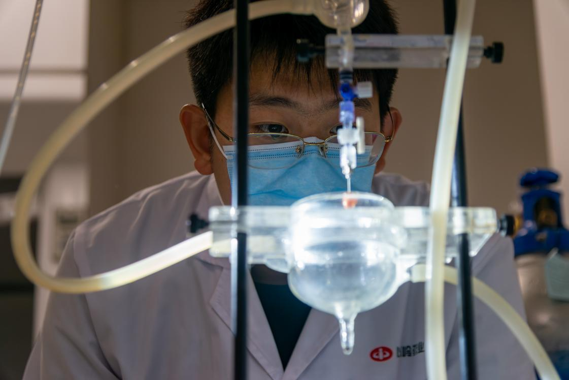 1762411533913874.png 以岭药业院士工作站实验室内.png