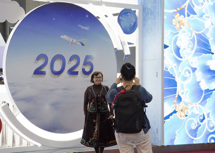 1762493713462555.jpg 11月5日,观众在第八.jpg