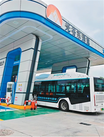 湖北大冶氢能公交车进站加氢。.jpg
