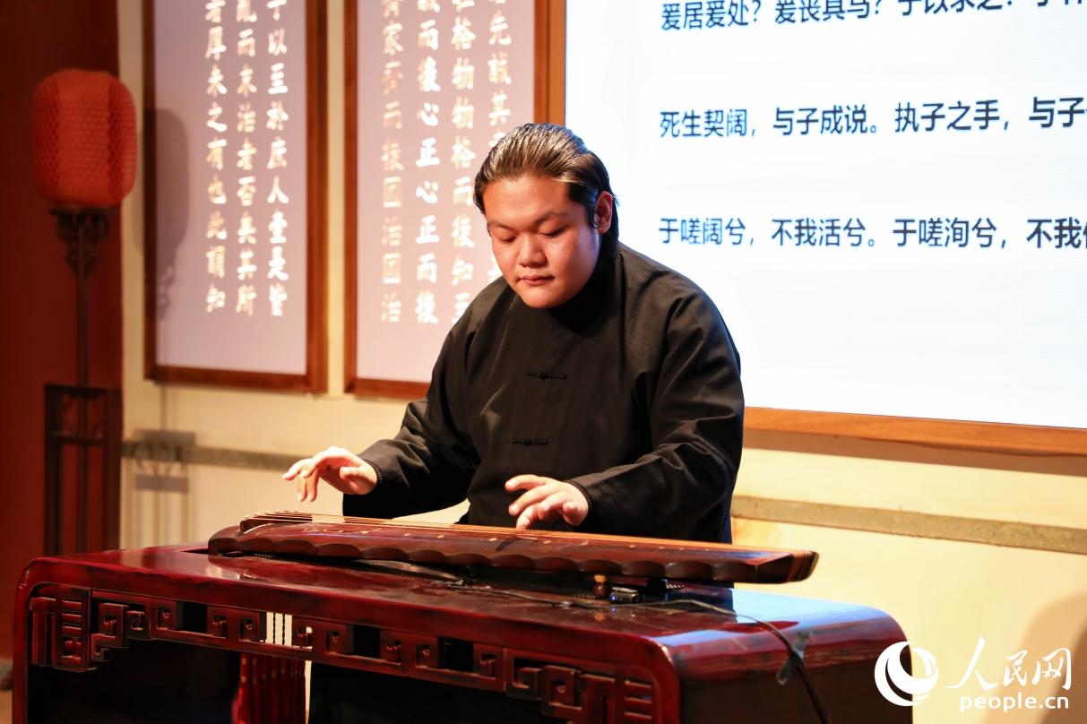 古琴弹奏现场。人民网记者 李唯.png