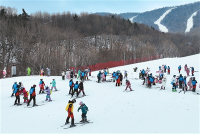 游客在哈尔滨亚布力滑雪旅游.jpg