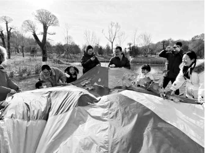 1766057174112488.png 亲子家庭参加园艺驿站的落叶主题活动.png