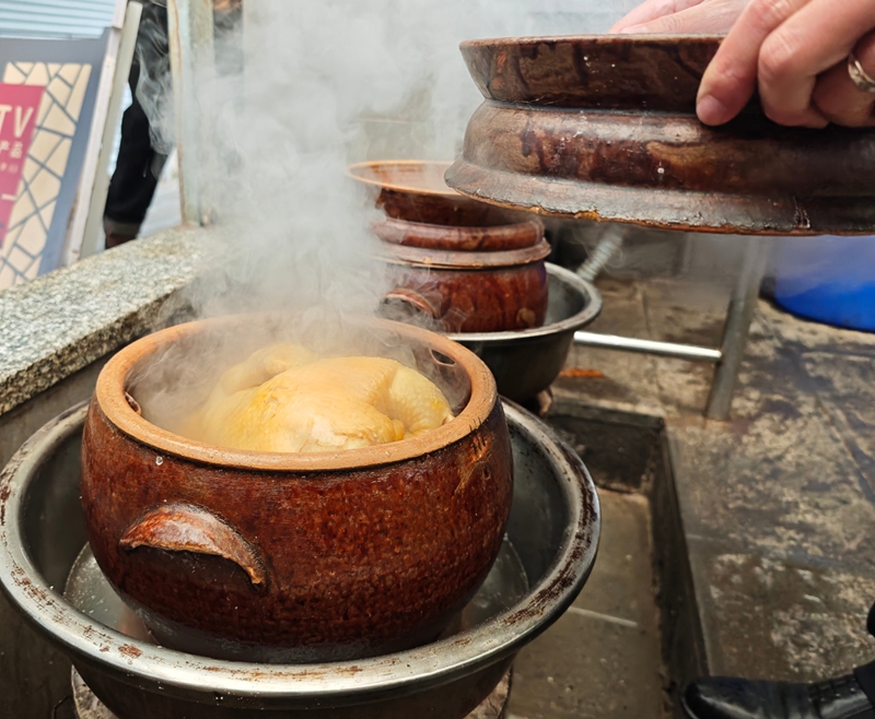 当地特色美食盬子鸡。杨.jpg