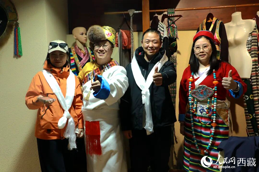 游客在扎西曲登社区体验藏族服饰文化。.jpg