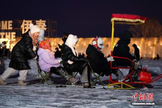 游客在黑龙江伊春体验冰雪欢乐。.jpg