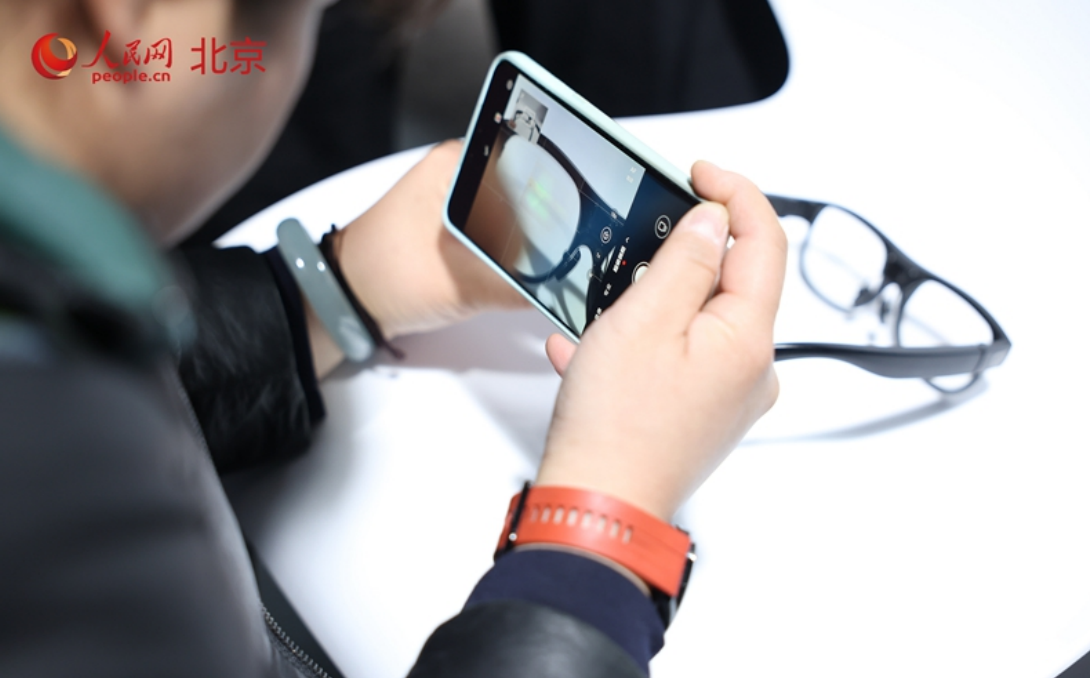 1774426356782823.png AR翻译眼镜带来智能沟通新体验。人.png